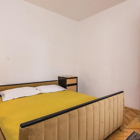 4 Bedroom Awesome Apartment In Starigrad Starigrad Paklenica Exterior foto