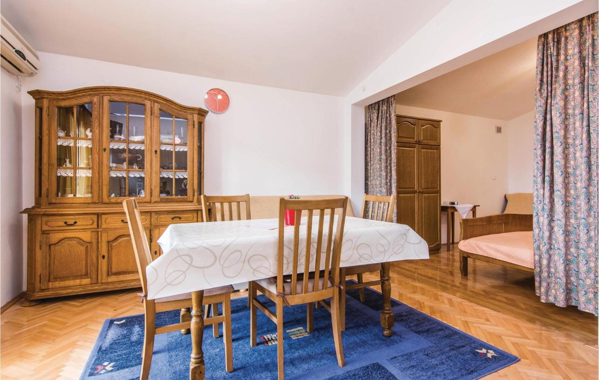 4 Bedroom Awesome Apartment In Starigrad Starigrad Paklenica Exterior foto