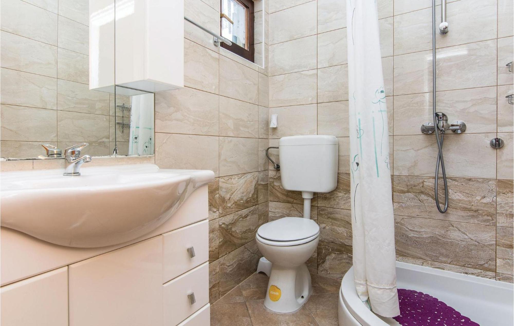 4 Bedroom Awesome Apartment In Starigrad Starigrad Paklenica Exterior foto