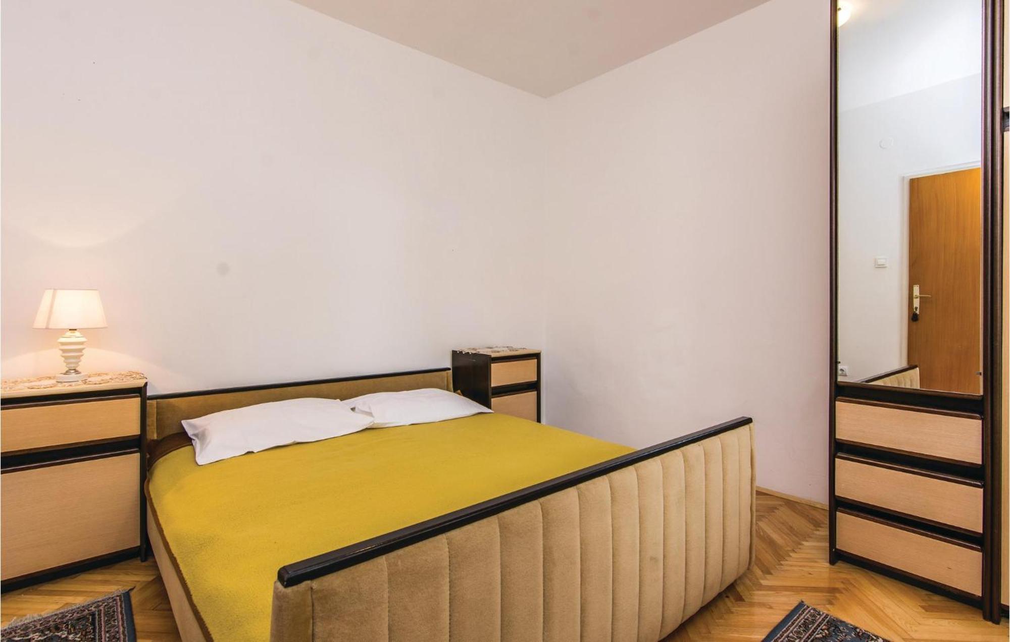 4 Bedroom Awesome Apartment In Starigrad Starigrad Paklenica Exterior foto
