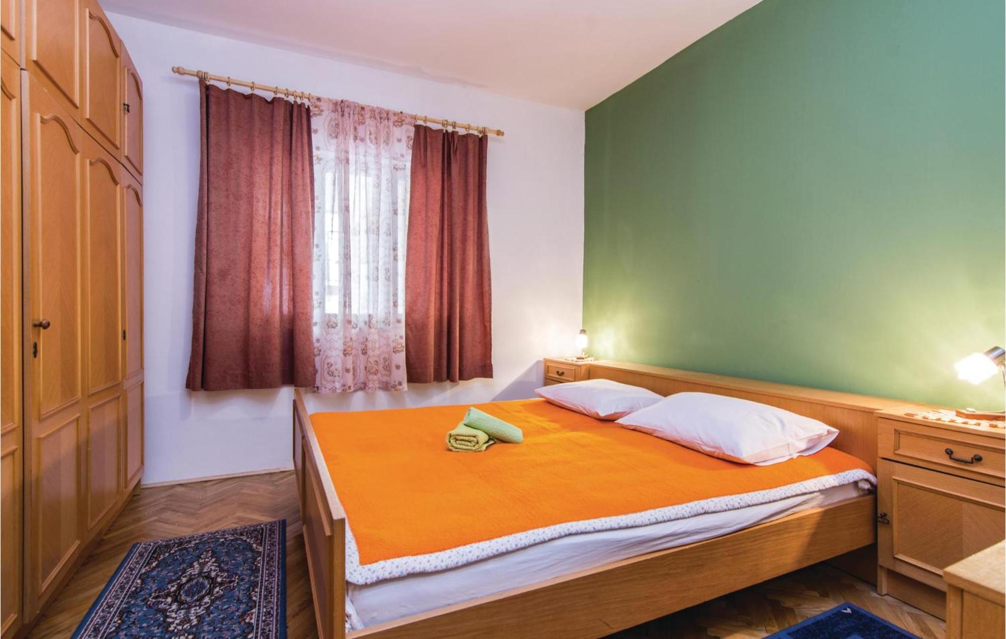 4 Bedroom Awesome Apartment In Starigrad Starigrad Paklenica Exterior foto