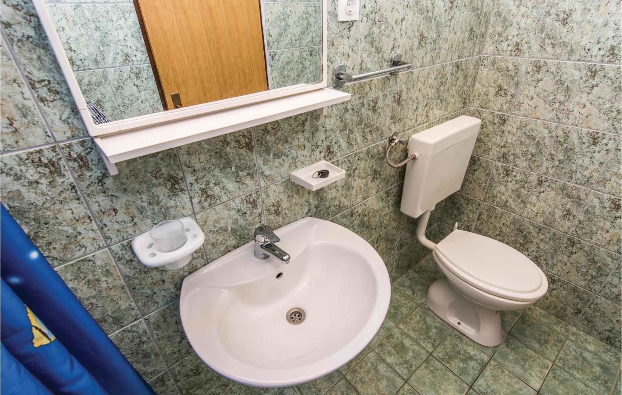 4 Bedroom Awesome Apartment In Starigrad Starigrad Paklenica Exterior foto