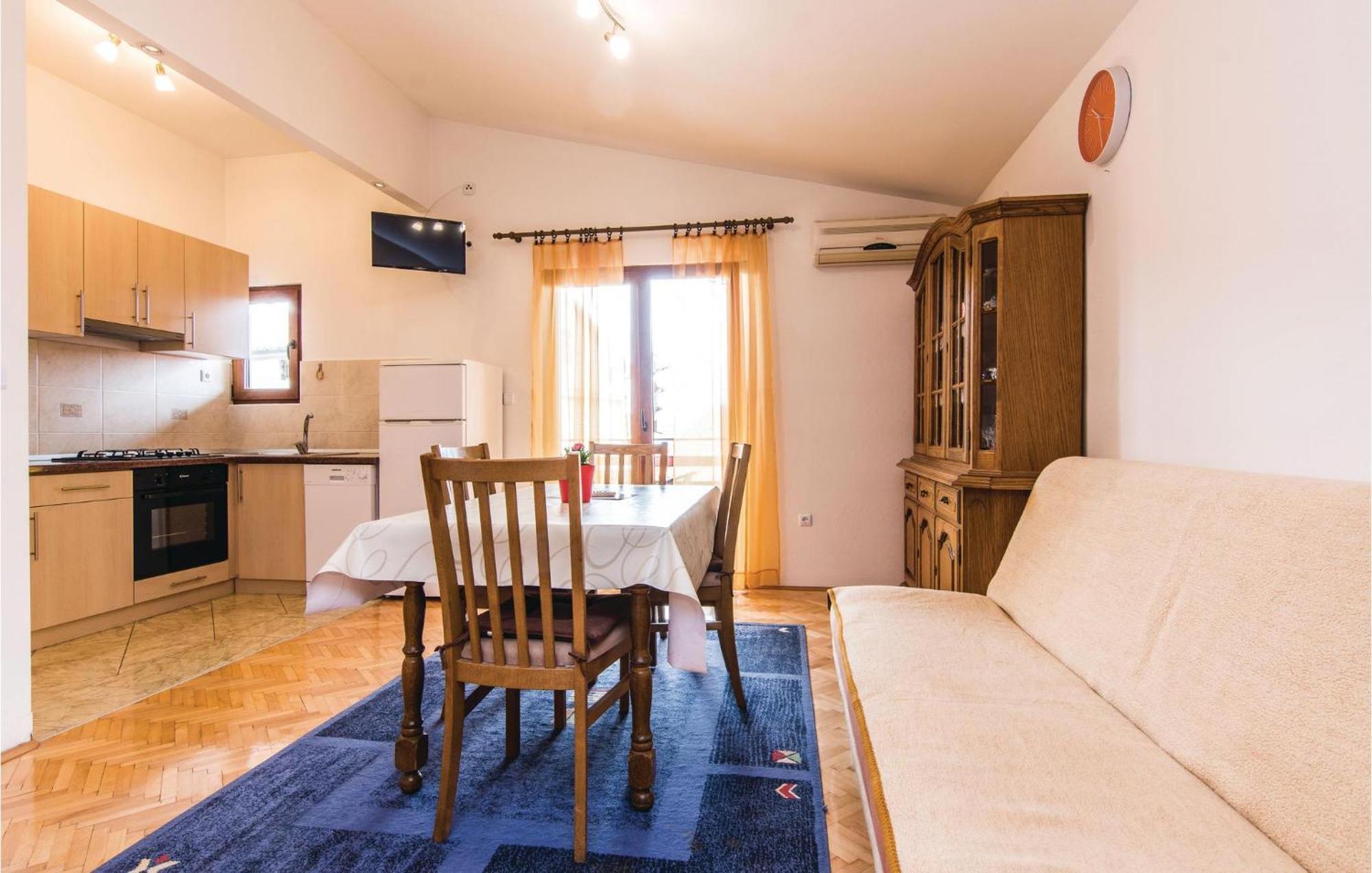 4 Bedroom Awesome Apartment In Starigrad Starigrad Paklenica Exterior foto