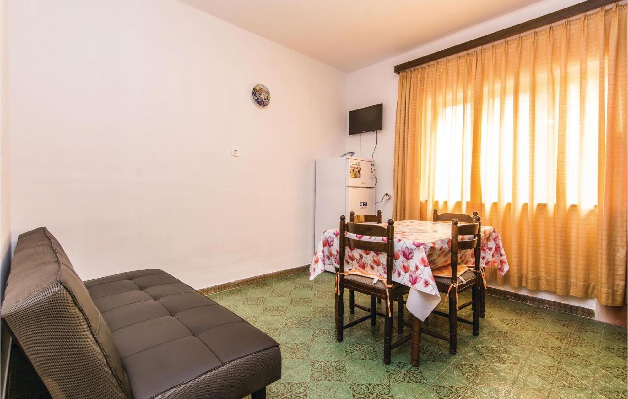 4 Bedroom Awesome Apartment In Starigrad Starigrad Paklenica Exterior foto