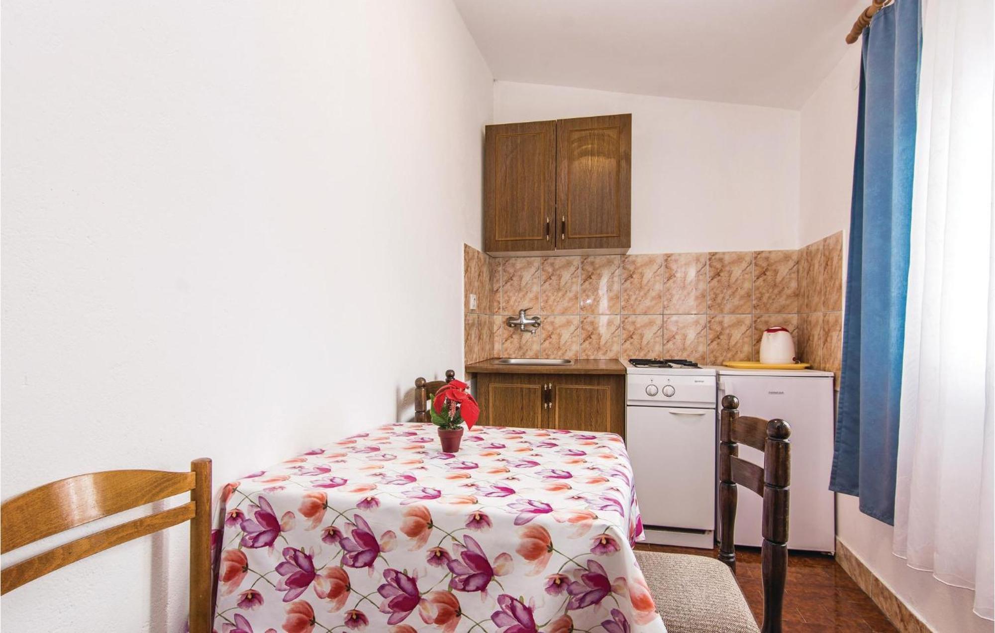 4 Bedroom Awesome Apartment In Starigrad Starigrad Paklenica Exterior foto