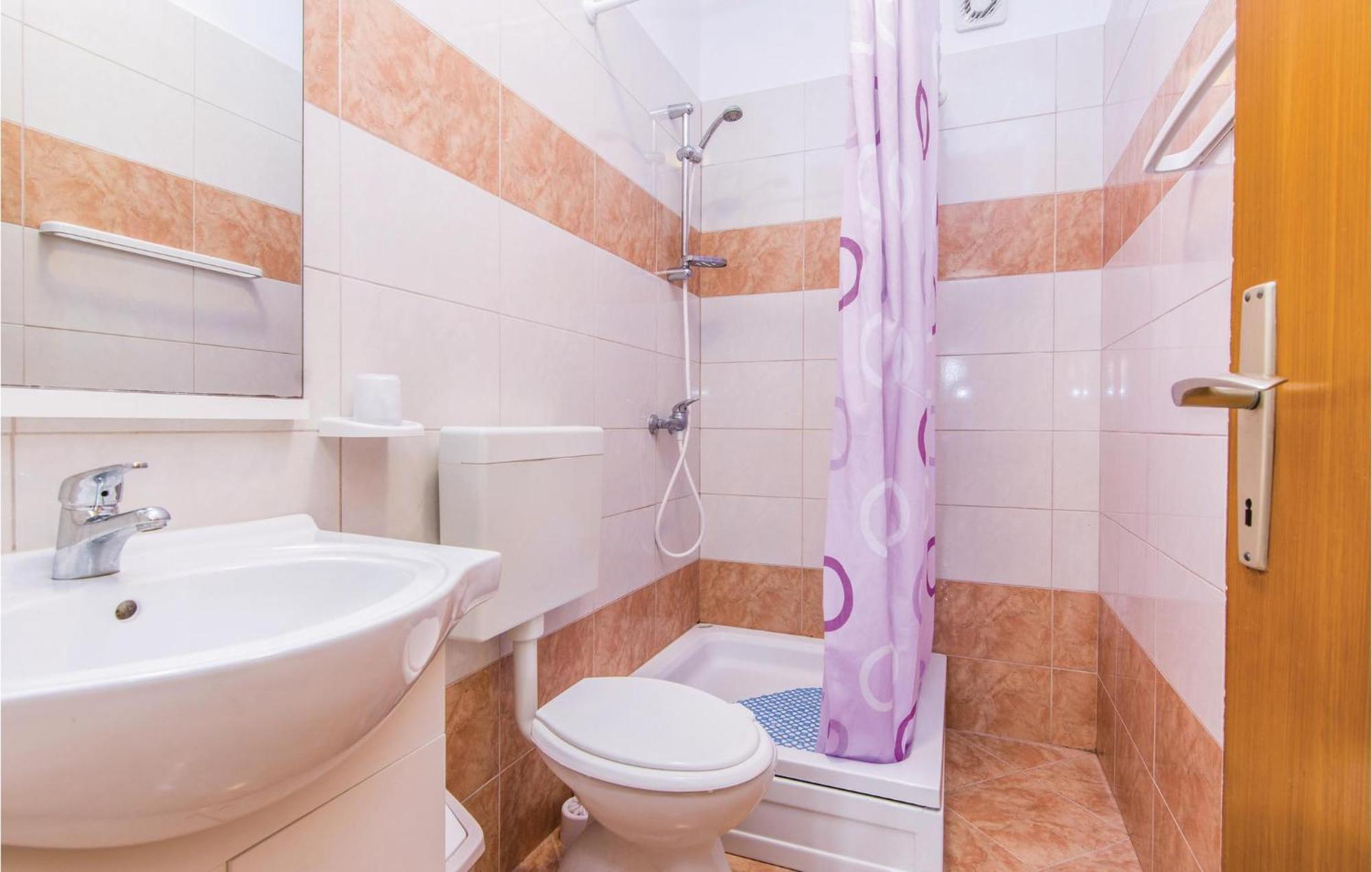4 Bedroom Awesome Apartment In Starigrad Starigrad Paklenica Exterior foto