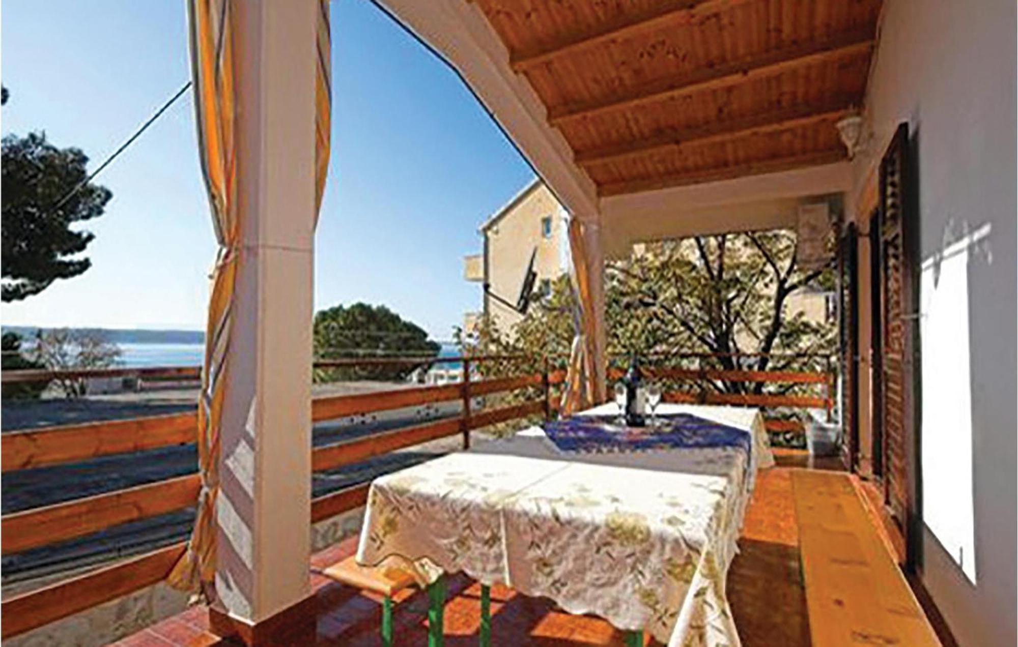 4 Bedroom Awesome Apartment In Starigrad Starigrad Paklenica Exterior foto
