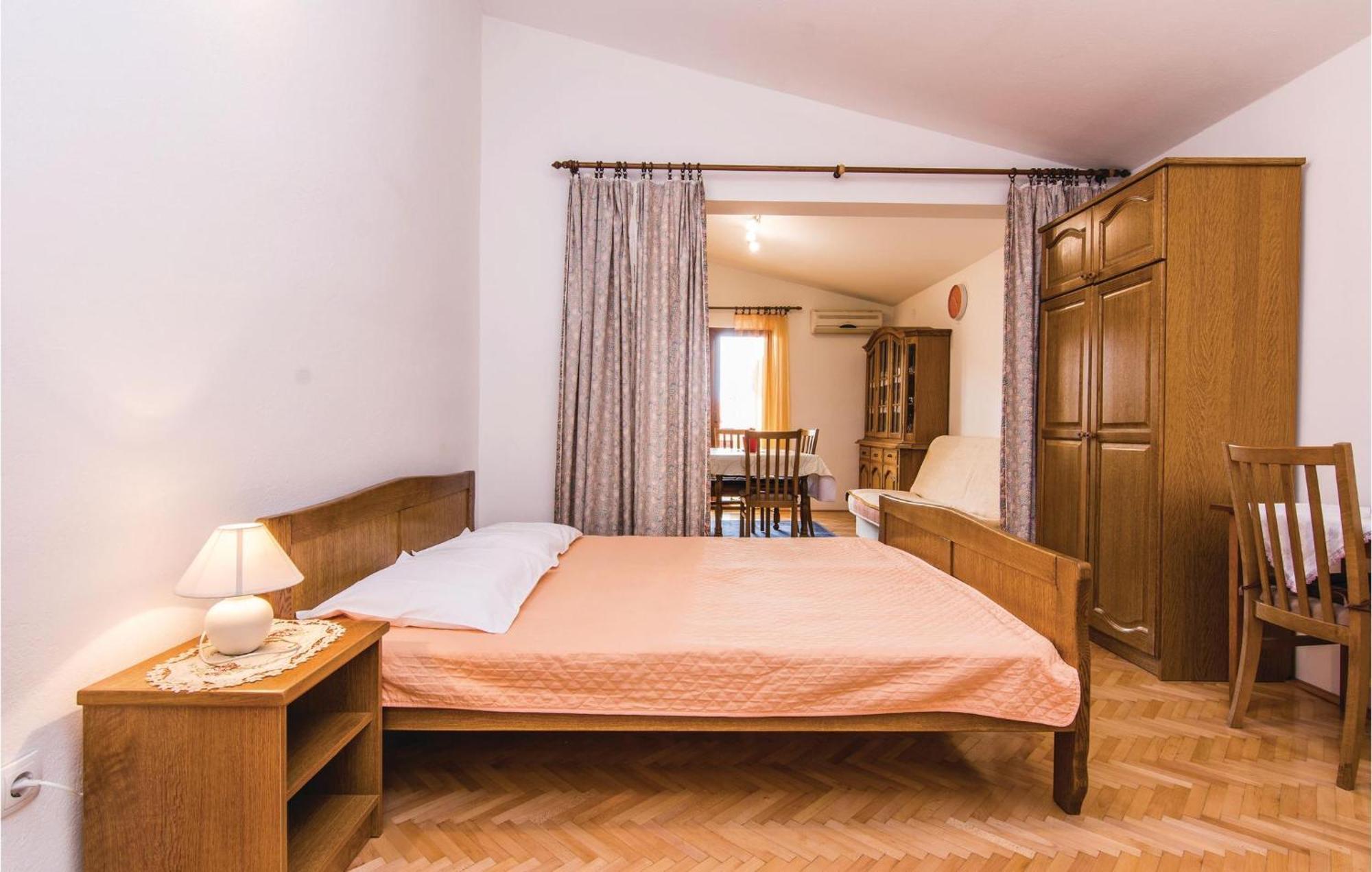 4 Bedroom Awesome Apartment In Starigrad Starigrad Paklenica Exterior foto