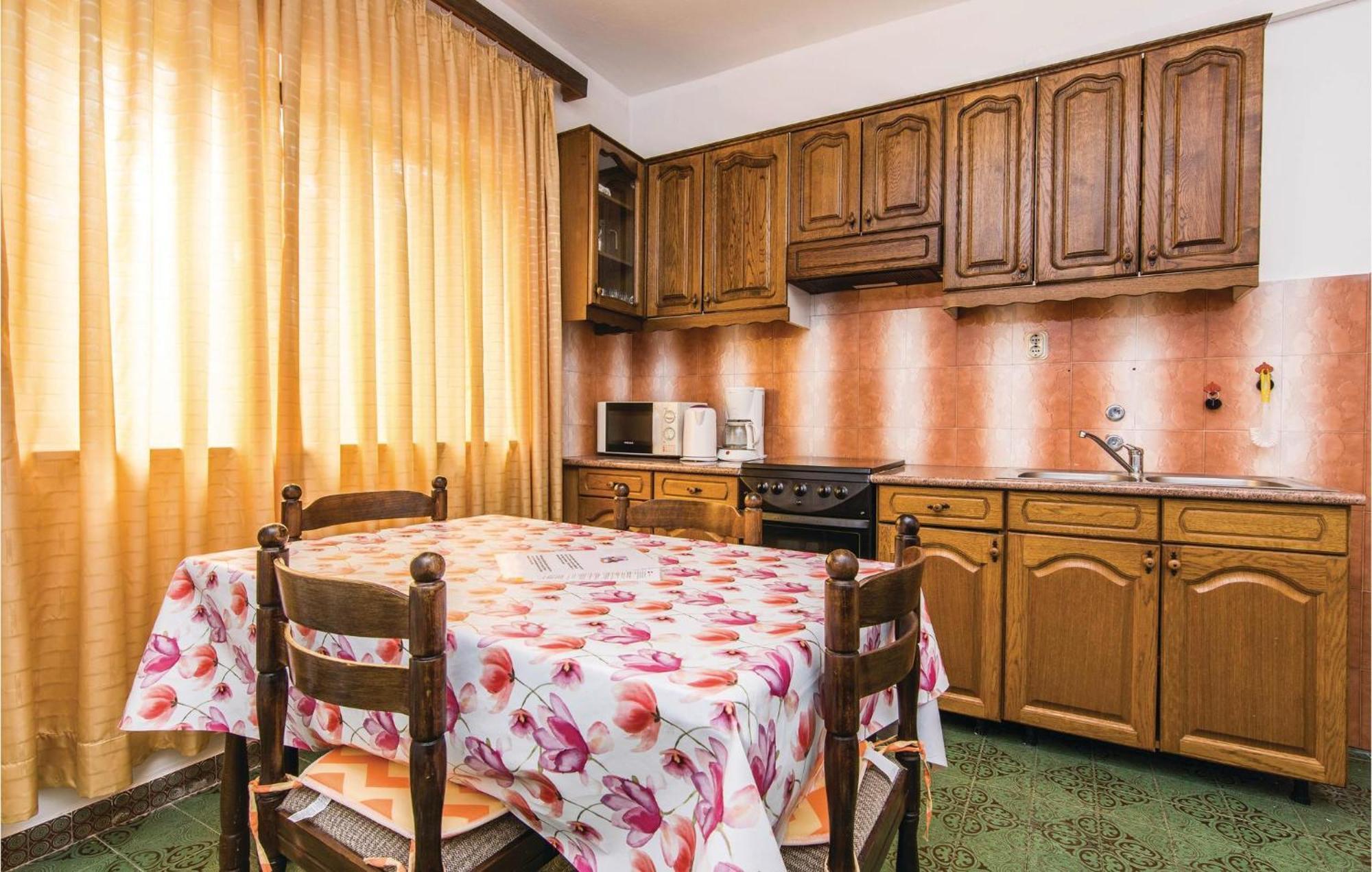 4 Bedroom Awesome Apartment In Starigrad Starigrad Paklenica Exterior foto