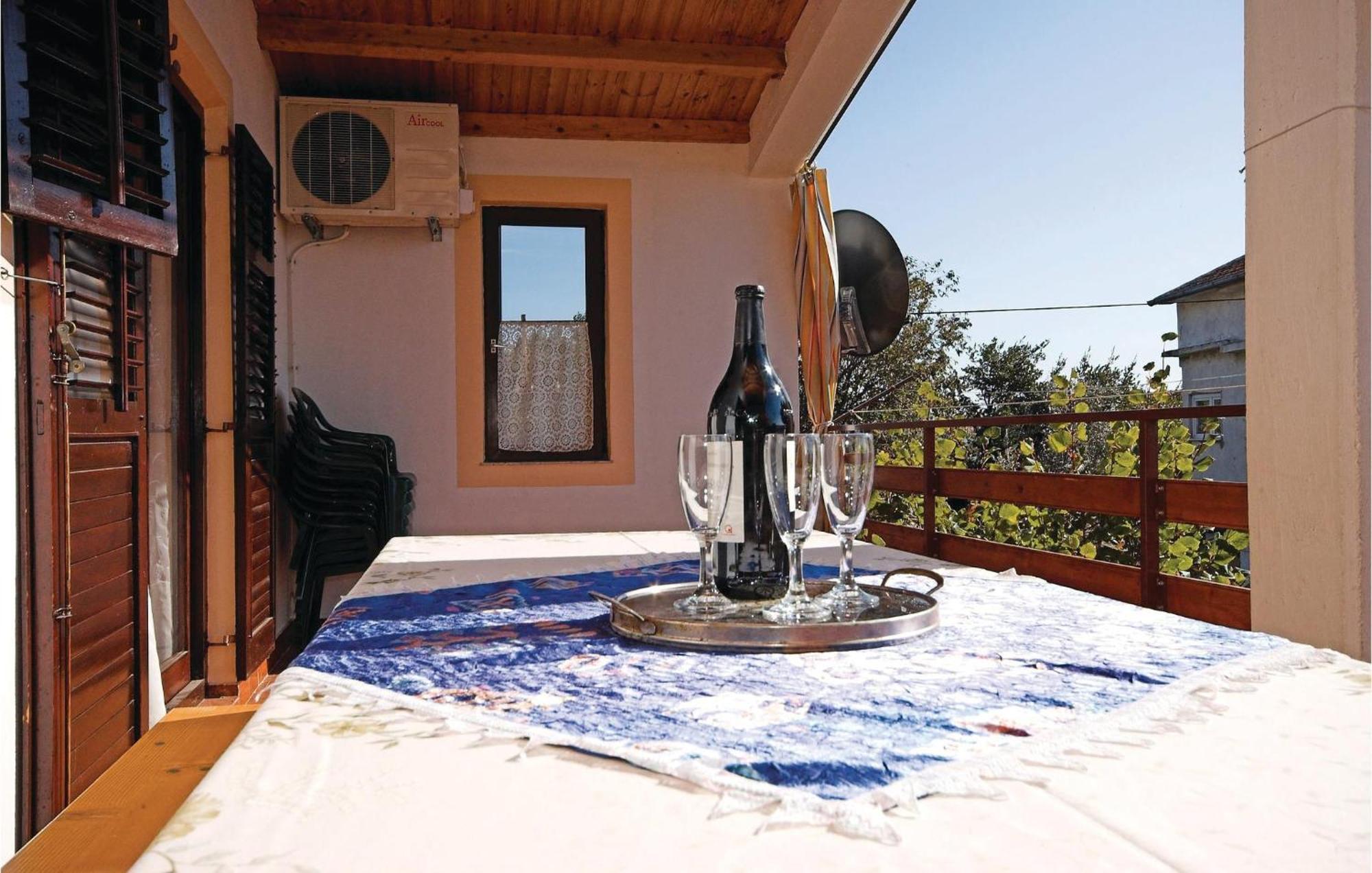 4 Bedroom Awesome Apartment In Starigrad Starigrad Paklenica Exterior foto