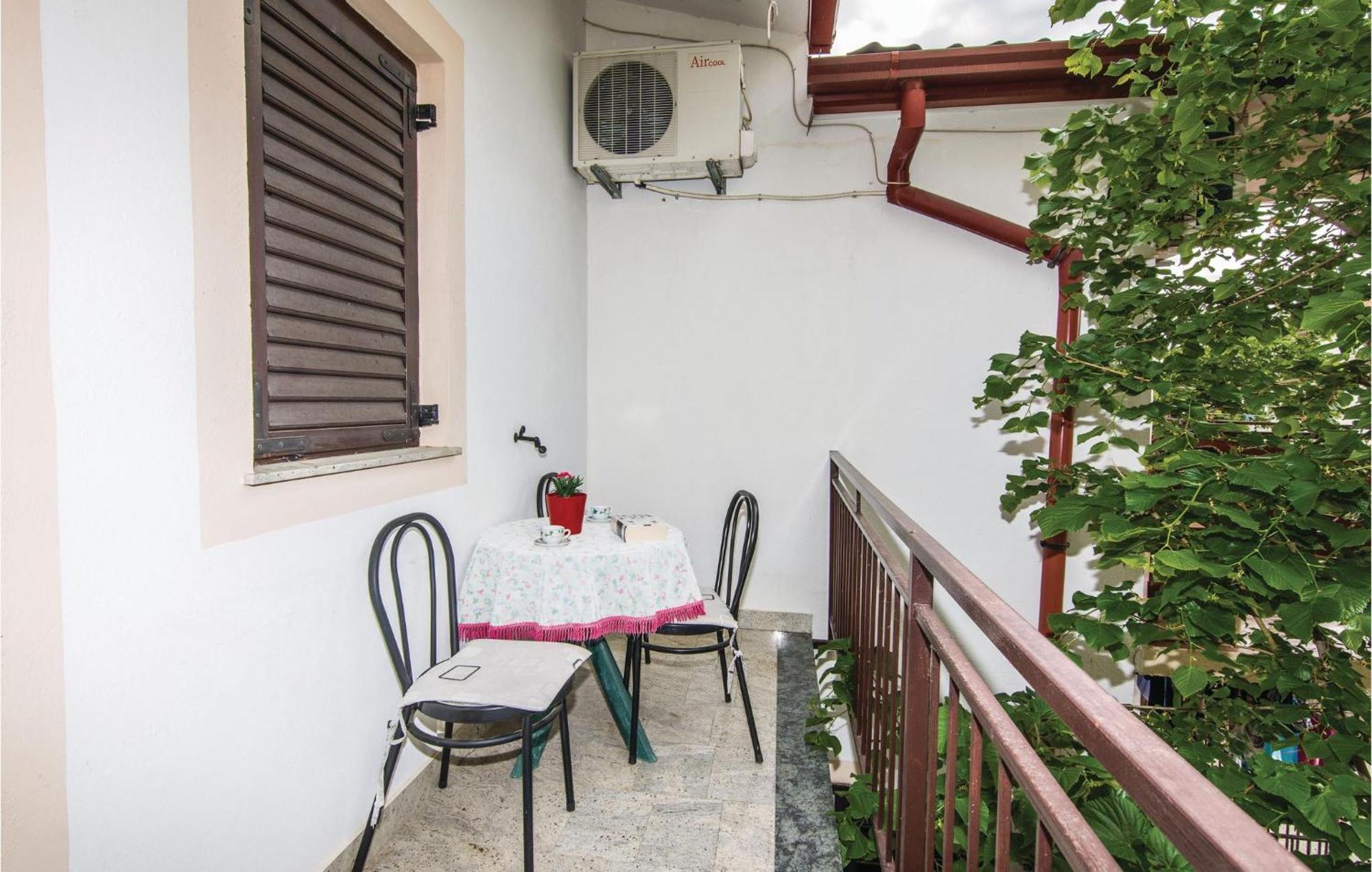4 Bedroom Awesome Apartment In Starigrad Starigrad Paklenica Exterior foto