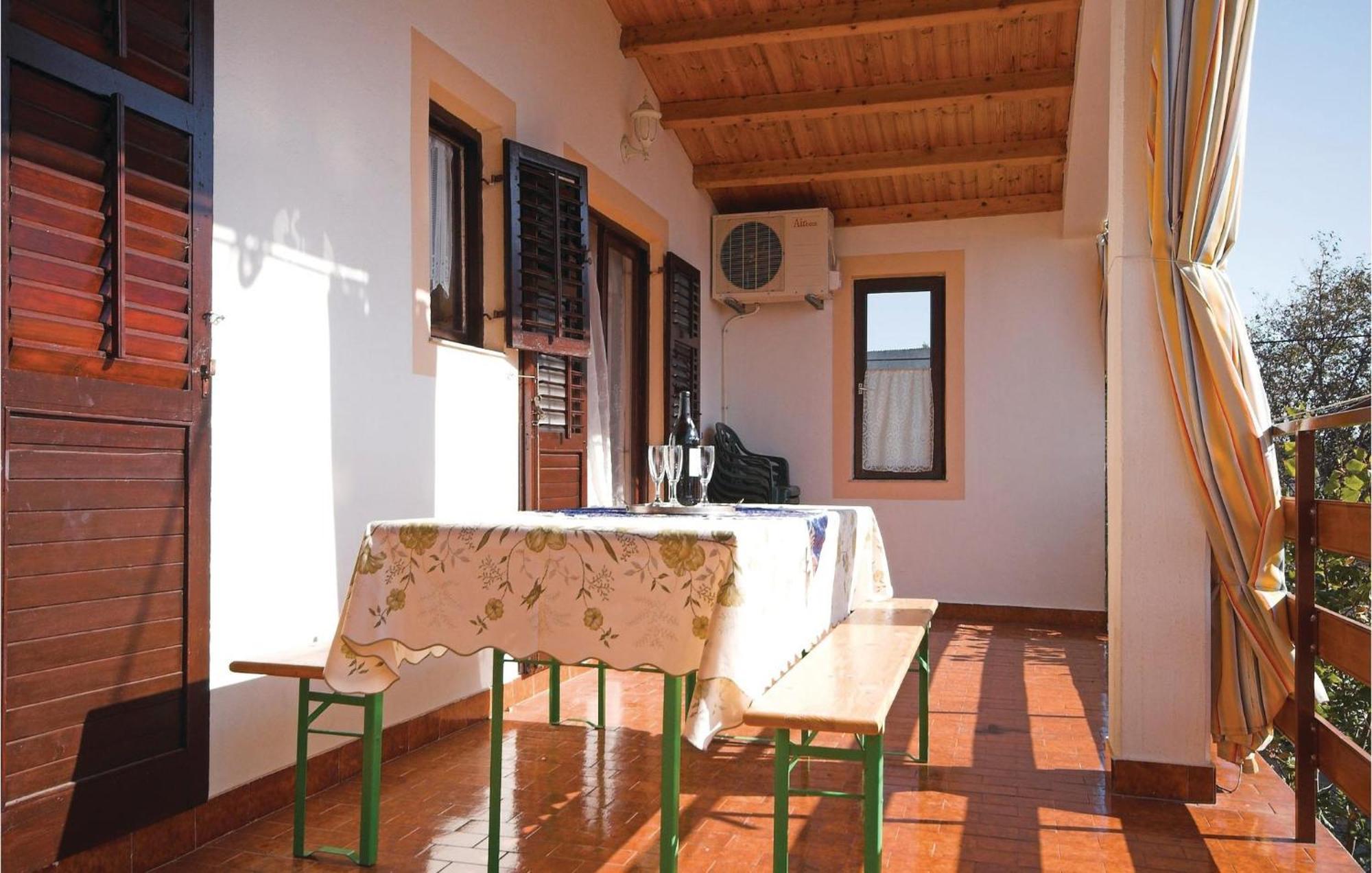 4 Bedroom Awesome Apartment In Starigrad Starigrad Paklenica Exterior foto