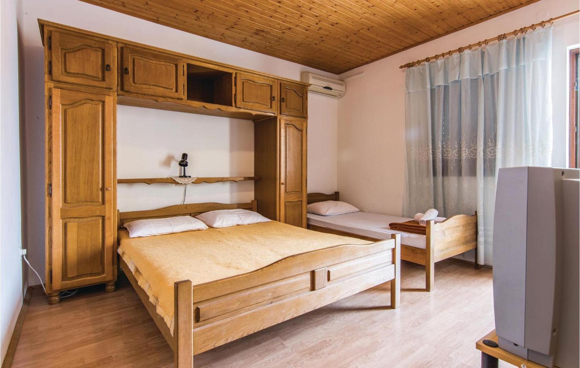4 Bedroom Awesome Apartment In Starigrad Starigrad Paklenica Exterior foto
